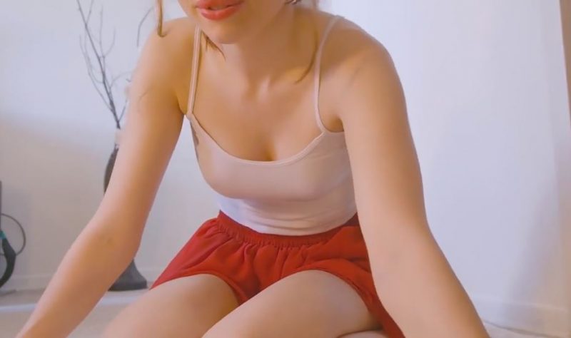 Chica caliente follando con enormes dildos en webcam