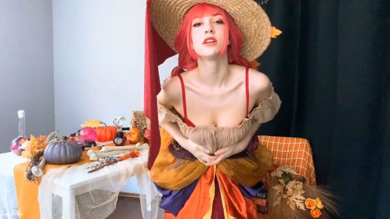 Joven bruja de Otoño se desnuda para webcam porno
