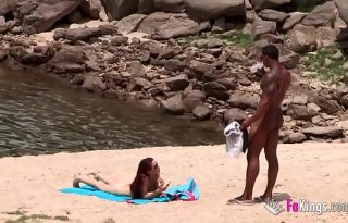 española follada en la playa por un negro cubano bien dotado